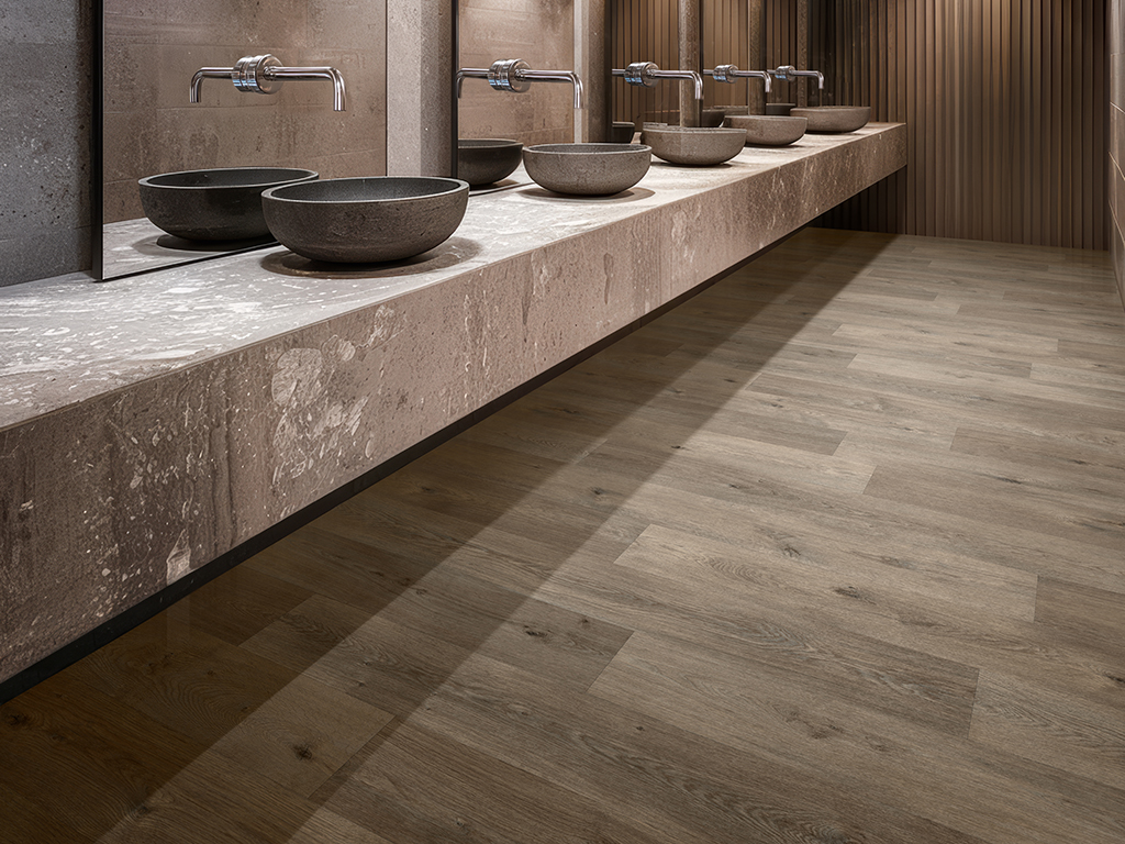 Expona Flow PUR_Wood_9676 Borough Oak_Bathroom_1024x768px