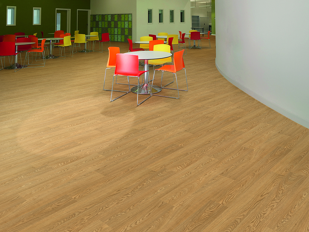 OPEN ACADEMY, SHEPPARD ROBSON, NORWICH, 2010, CURVED INTERIOR SPACE WITH TABLES AND CHAIRS