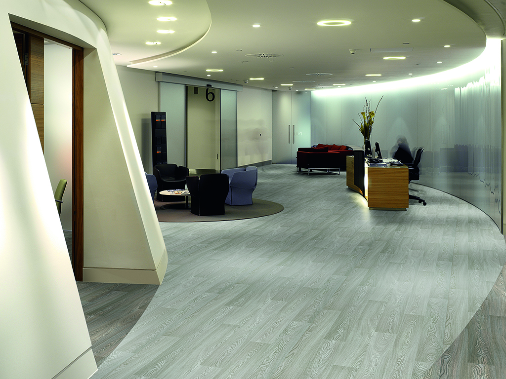 Osborne Clark, London, United Kingdom. Architect: MOREY SMITH, 2005. OSBORNE CLARK GENERAL VIEW OF RECEPTION AND CURVED WALL.