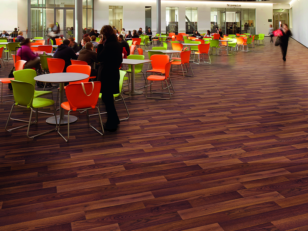 SUFFOLK NEW COLLEGE, SHEPPERD ROBSON, IPSWICH, SUFFOLK, UK, 2009. INTERIOR SHOT SHOWING PUPILS EATING IN THE HUGE SPACIOUS OPEN PLAN ENTRANCE HALL, WITH VIEWS TO THE UPPER LEVEL FLOORS