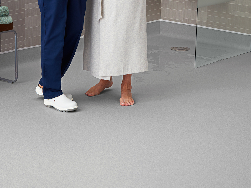 Polysafe Quattro PUR_5767 Cool Pebble_Shower Walking Out_1024x768px