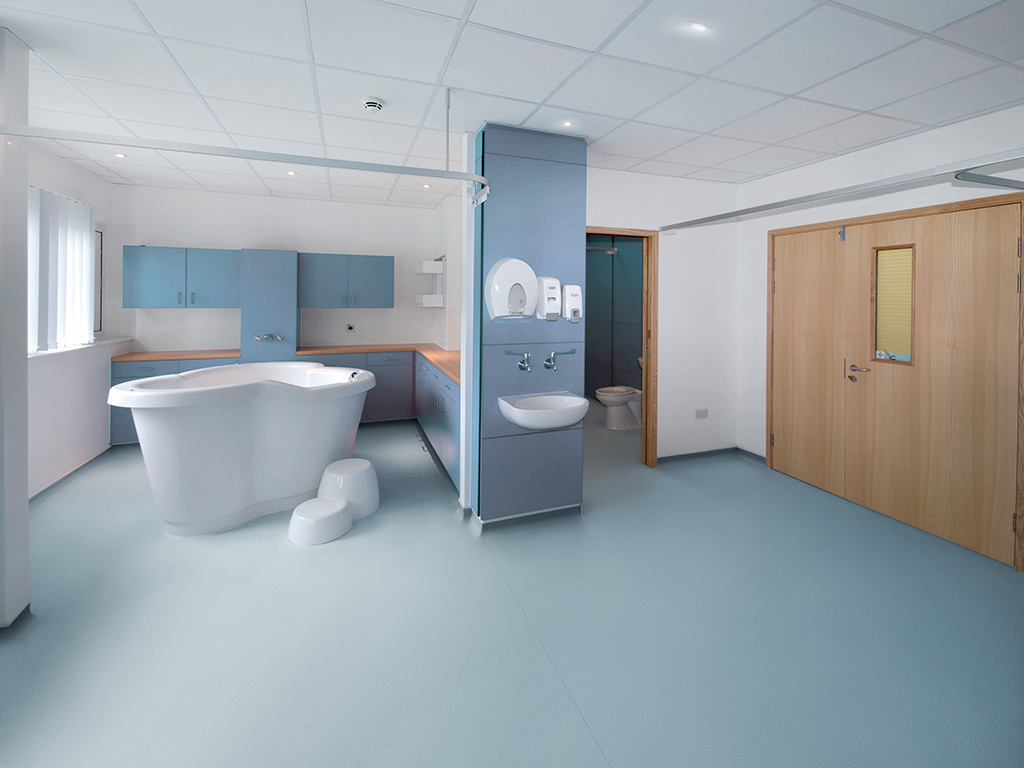 BP3JA7 New Forest Birthing Centre, Ashhurst Hospital birthing room and pool
