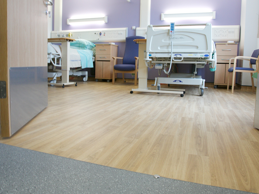 Polysafe Wood FX PUR_3387 American Oak_8050 Stream_Bronglais Maternity Ward_1024x768px