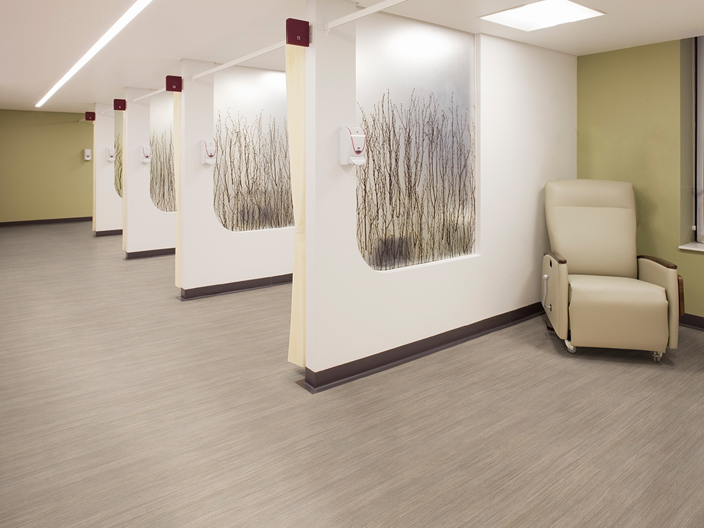Montefiore Hospital, Brighton and Hove, United Kingdom. Architect: Nightingale Associates, 2012. Interior View of Treatment bays.