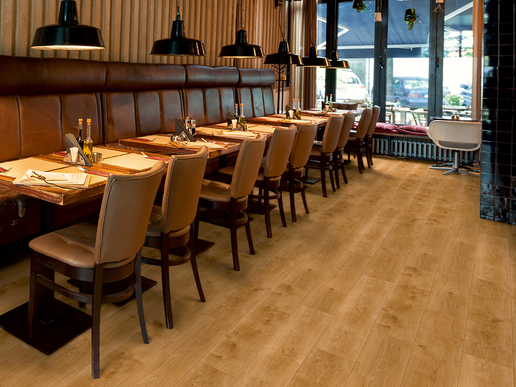 Expona Simplay 19DB_9061 Light Cherry_Restaurant_1024x768px
