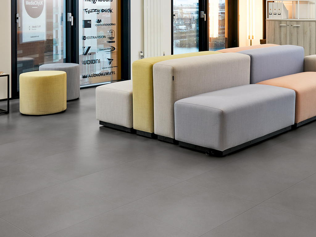 Expona Simplay 19DB_9069 Cold Grey Concrete_Office_1024x768px