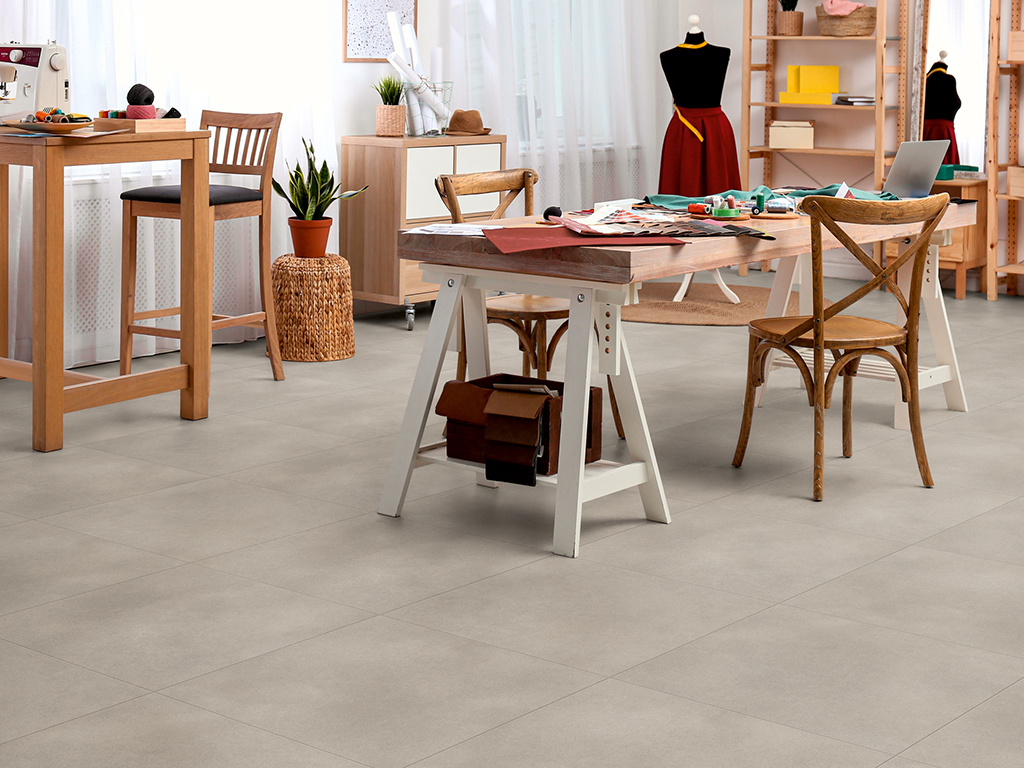 Expona Simplay 19DB_9070 Light Grey Concrete_Studio_1024x768px