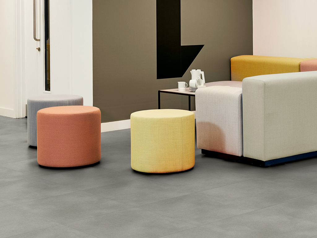 Expona Simplay 19DB_9071 Warm Grey Concrete_Waiting Room_1024x768px