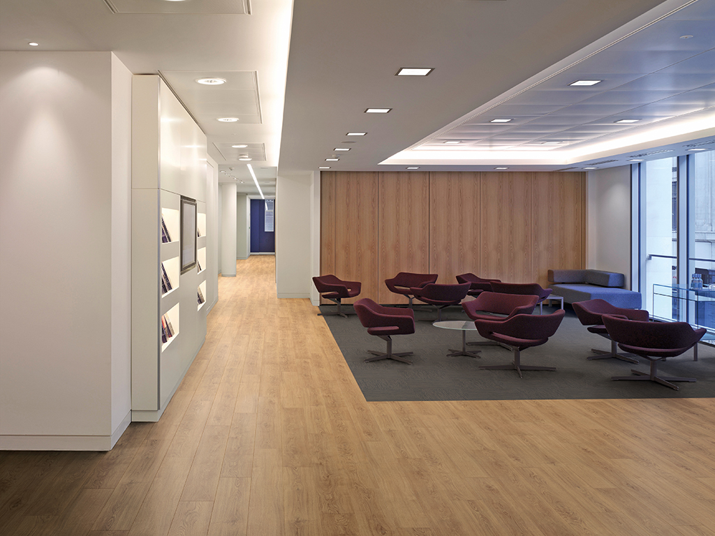 Warwick Street Offices, London, United Kingdom. Architect: DEGW. WARWICK STREET OFFICES VIEW INTO EMPTY RECEPTION AND DOWN CORRIDOR, ROOM DIVIDER CLOSED.
