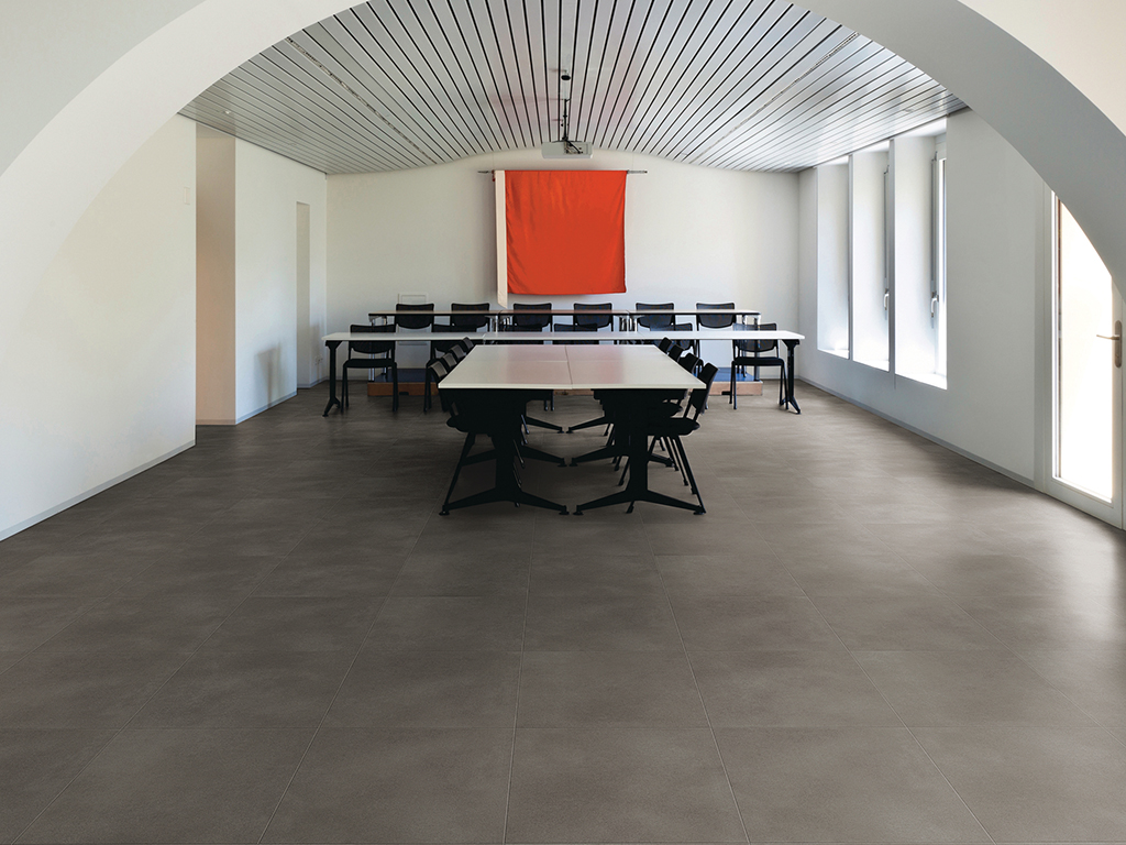 Expona Simplay_2569 Dark Grey Concrete_Meeting Room_1024x768px