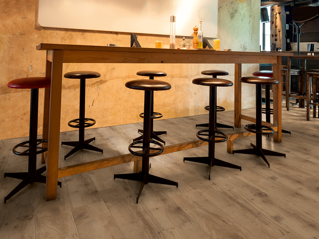 Expona Simplay_2572 Honey Wild Oak_Bar_1024x768px