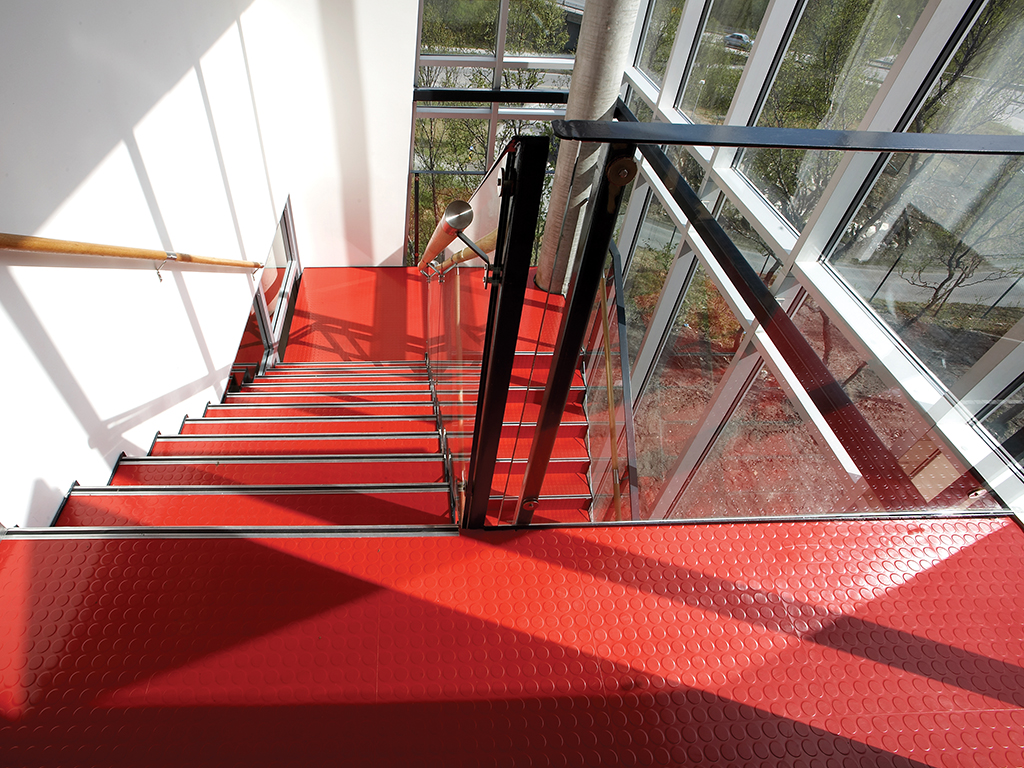 Noppe Stud_012 Warm Red_Staircase_1024x768px